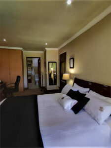 2 Leafed Doors - Rhonda Executive Suite
